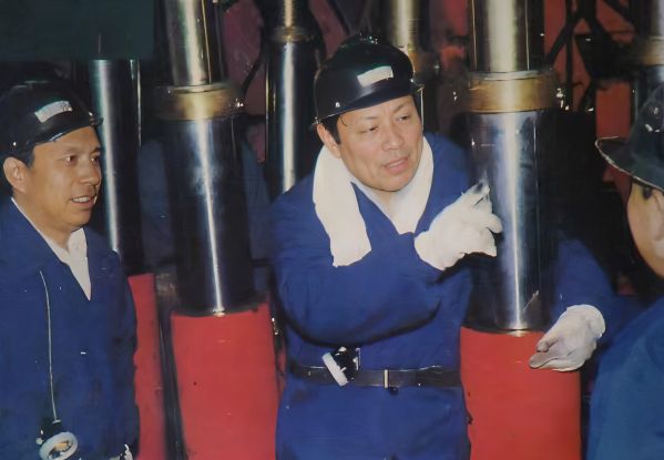 4.原煤炭部部长胡富国在古交矿区视察公司施工的井下工程